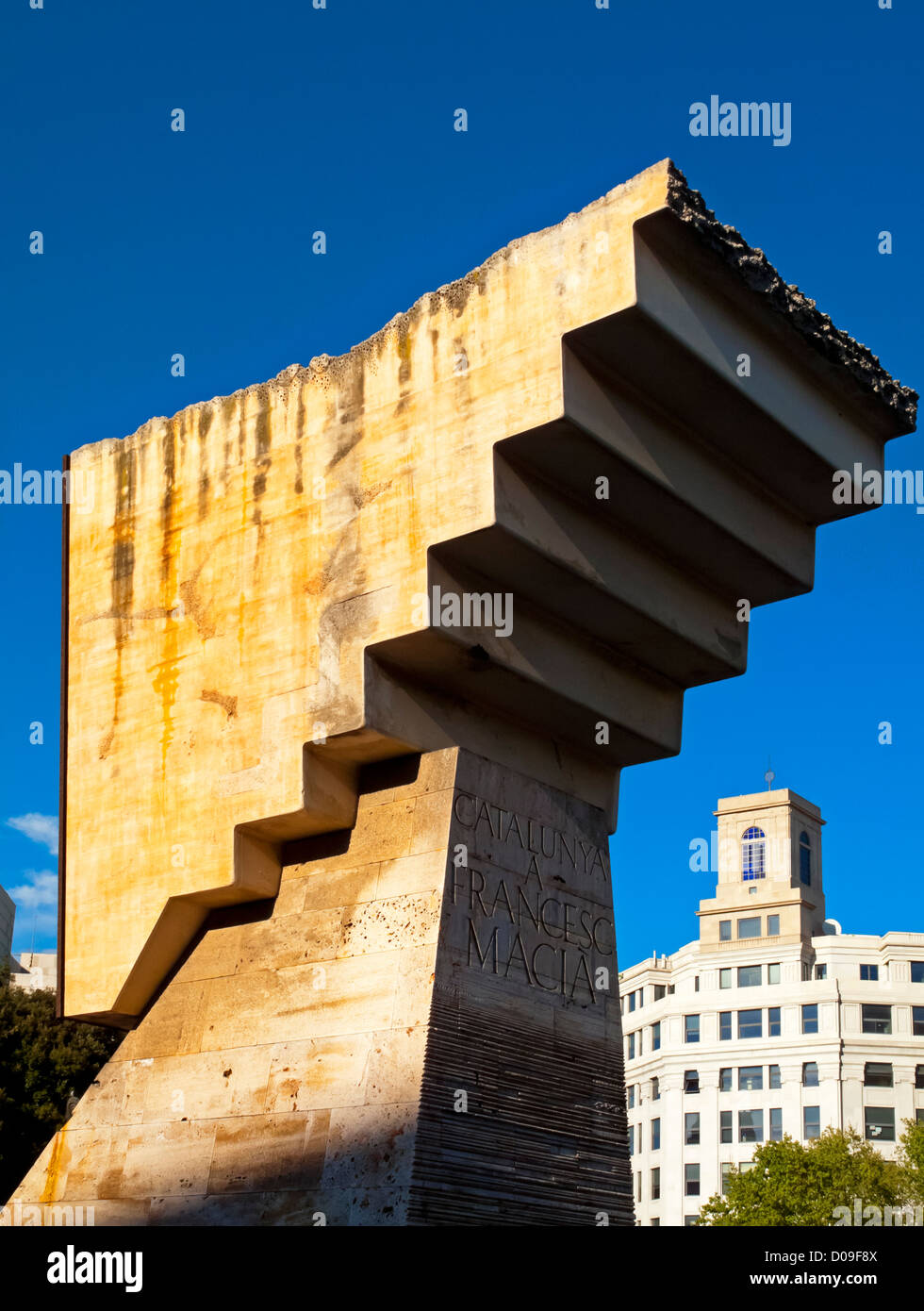 Plaça de Catalunya oder Plaza de Cataluña in Zentralspanien Barcelona Katalonien mit dem Francesc Macià Denkmal im Vordergrund Stockfoto