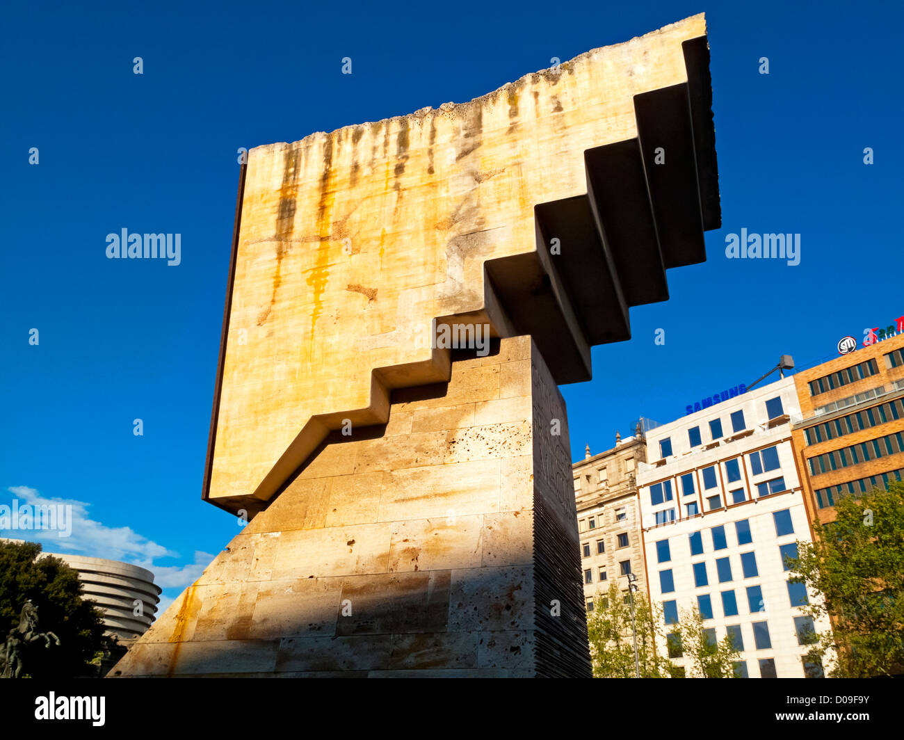 Plaça de Catalunya oder Plaza de Cataluña in Zentralspanien Barcelona Katalonien mit dem Francesc Macià Denkmal im Vordergrund Stockfoto