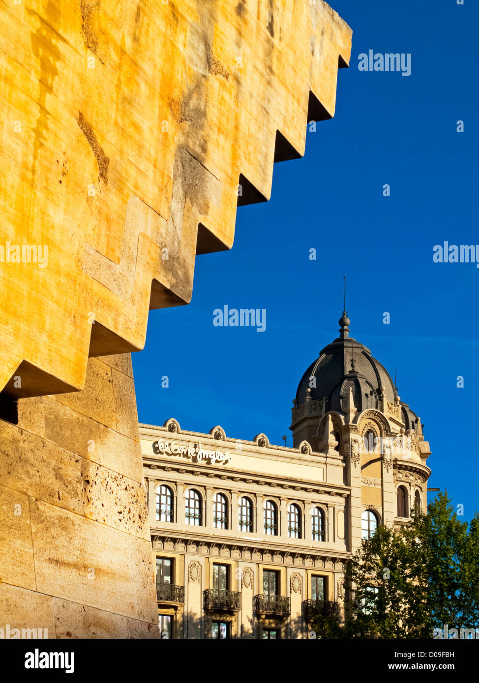 Plaça de Catalunya oder Plaza de Cataluña in Zentralspanien Barcelona Katalonien mit dem Francesc Macià Denkmal im Vordergrund Stockfoto