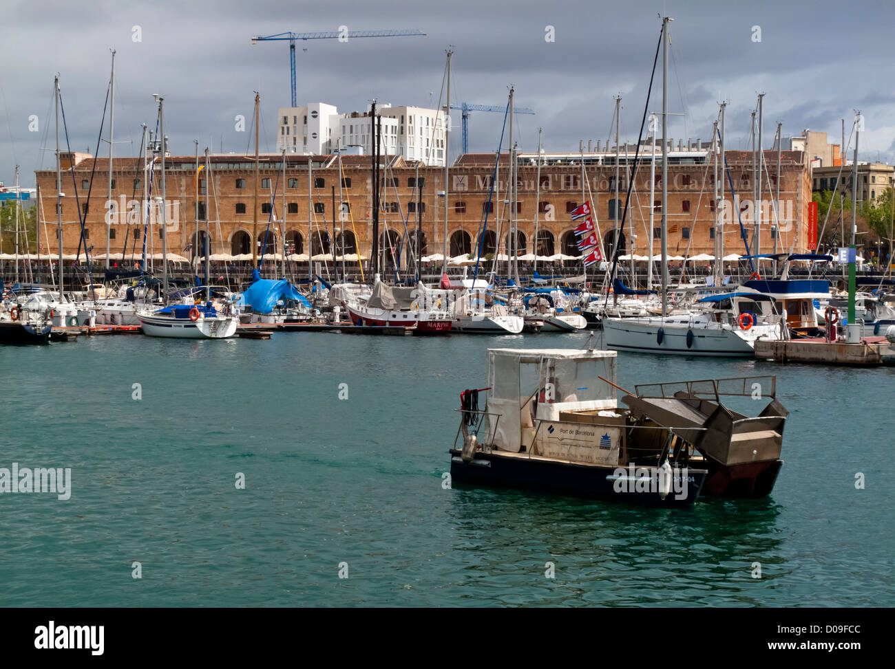 Boote im Hafen von Port Vell in der Nähe von Barcelona City centre Katalonien Spanien Stockfoto