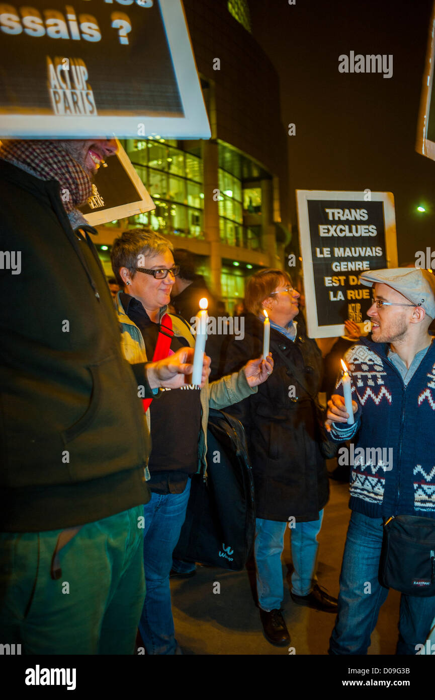 Paris, Frankreich, Kleingruppen, Internationaler Transgender, Transsexueller Gedenktag, 'T-Dor', Act Up AIDS-Aktivisten mit Protestzeichen und Einheitskerzen, Bürgerrechtsproteste, Homophobie Transphobie Gewaltopfer Stockfoto