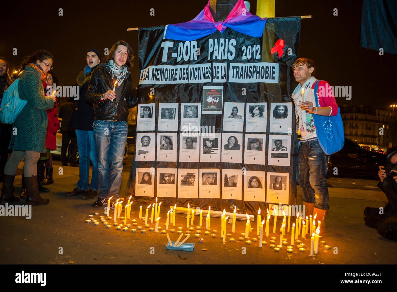 Paris, Frankreich, Gruppenmenschen, Frauen, Candlelight Memorial, internationaler Transgender, Transsexueller Gedenktag, 'T-Dor', nächtliche Proteste auf der Straße, Opfer von Homophobie Transphobie und Gewalt Stockfoto