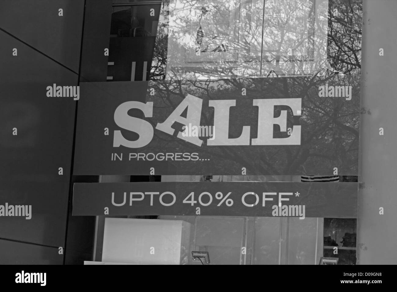 Schaufenster mit 40 % Rabatt im Shop, Indien. Stockfoto