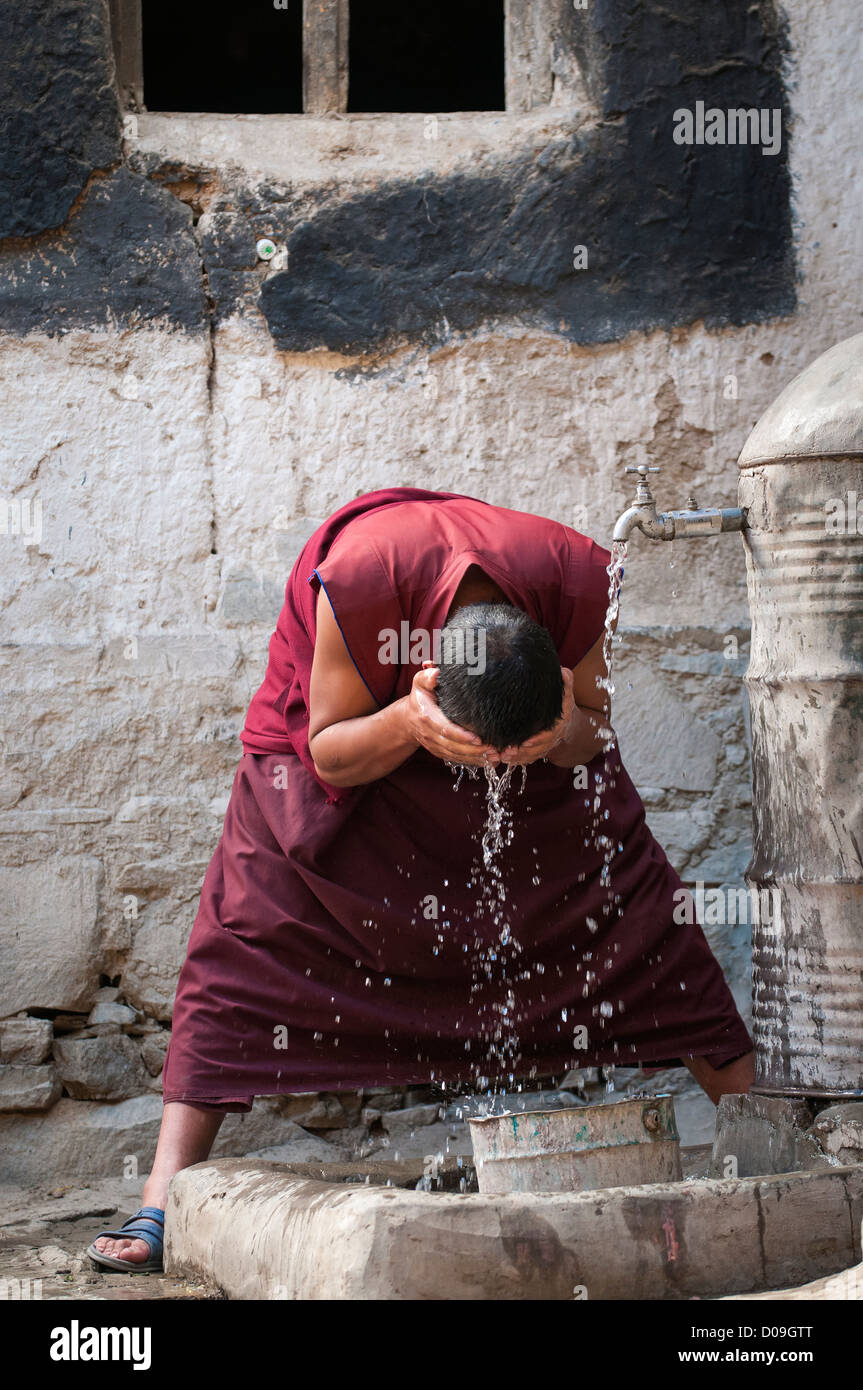 Buddhistischer Mönch wäscht Gesicht, Tashilhunpo Kloster, Shigatse, Tibet, China Stockfoto