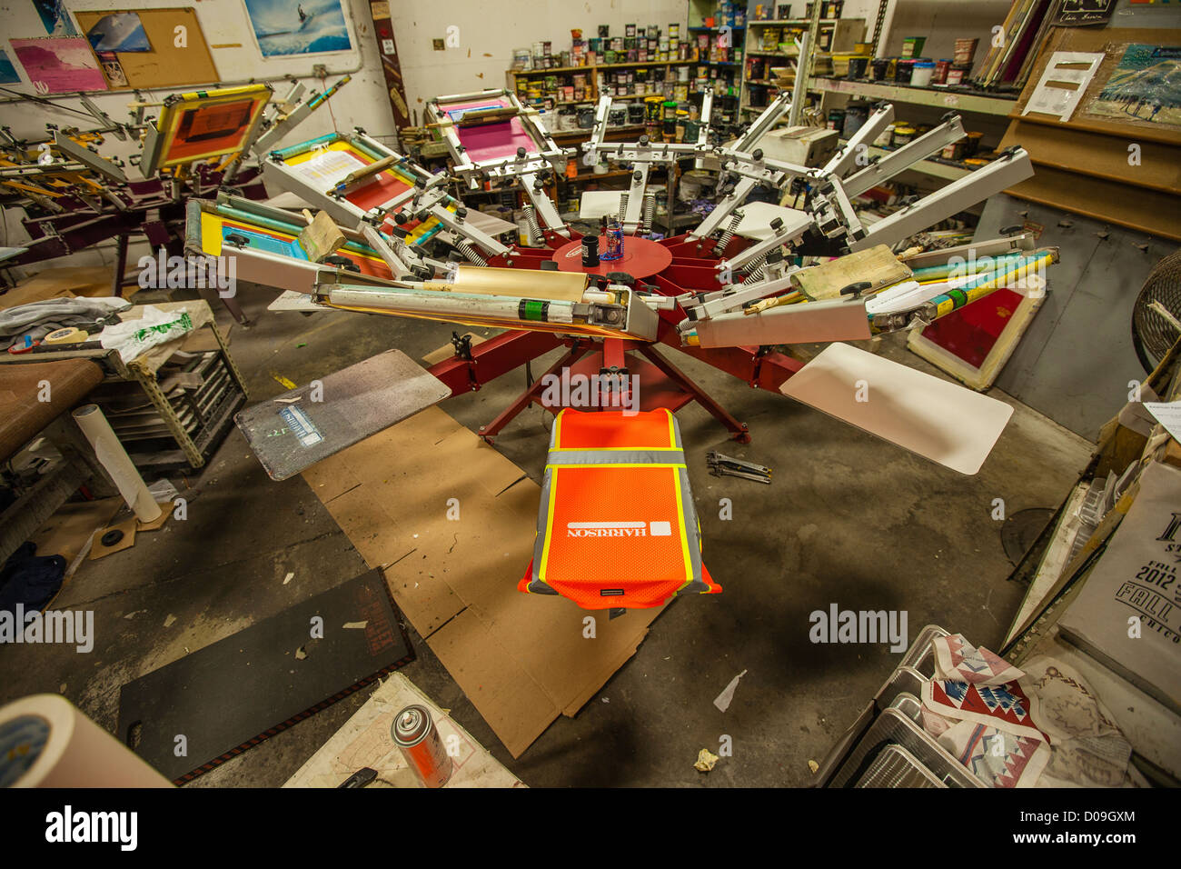 Halbautomatische Siebdruck Druckmaschinen in einer Druckerei. Stockfoto
