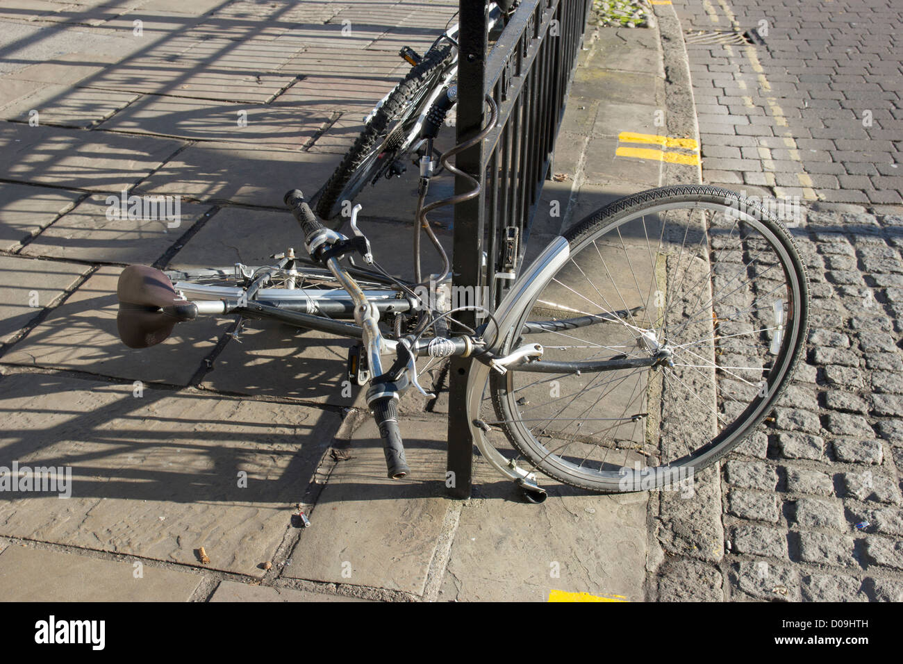 Verlassene Zyklus. Versuchter Fahrrad Diebstahl Stockfoto