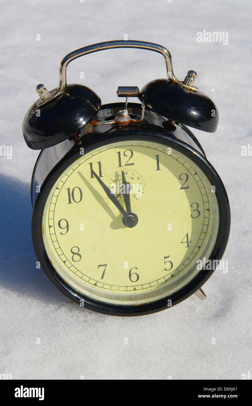 Uhr auf echten Schnee Eis Stockfoto