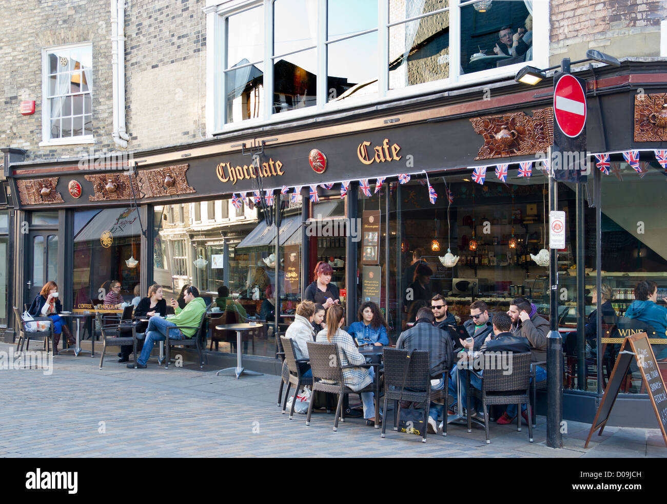 Chocolate Cafe. Menschen trinken Kaffee draußen