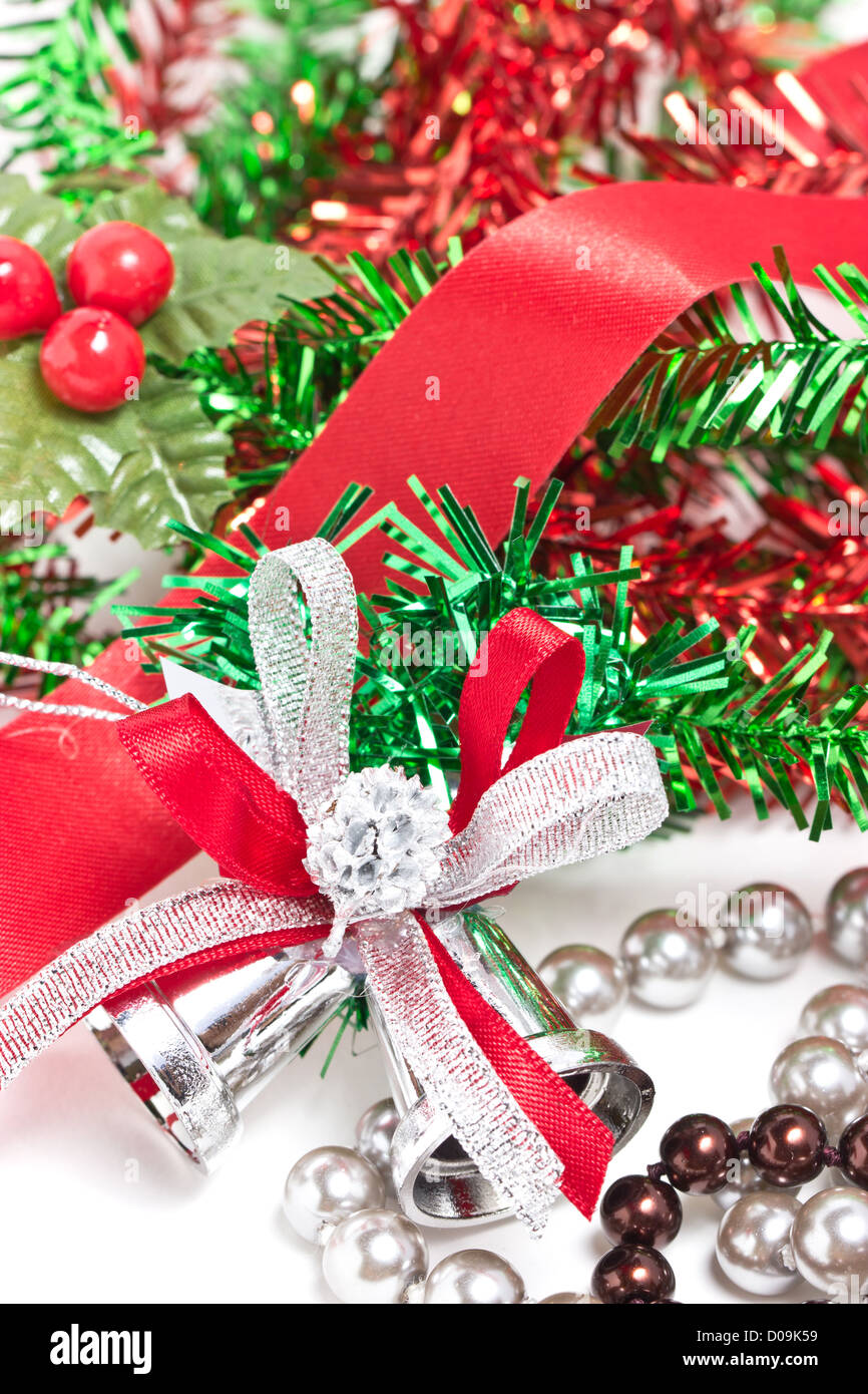 Weihnachten Silberglocke dekorieren mit rotem Band. Stockfoto