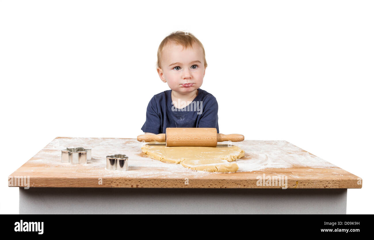 kleines Kind, Cookies auf kleinen Schreibtisch aus Holz Stockfoto