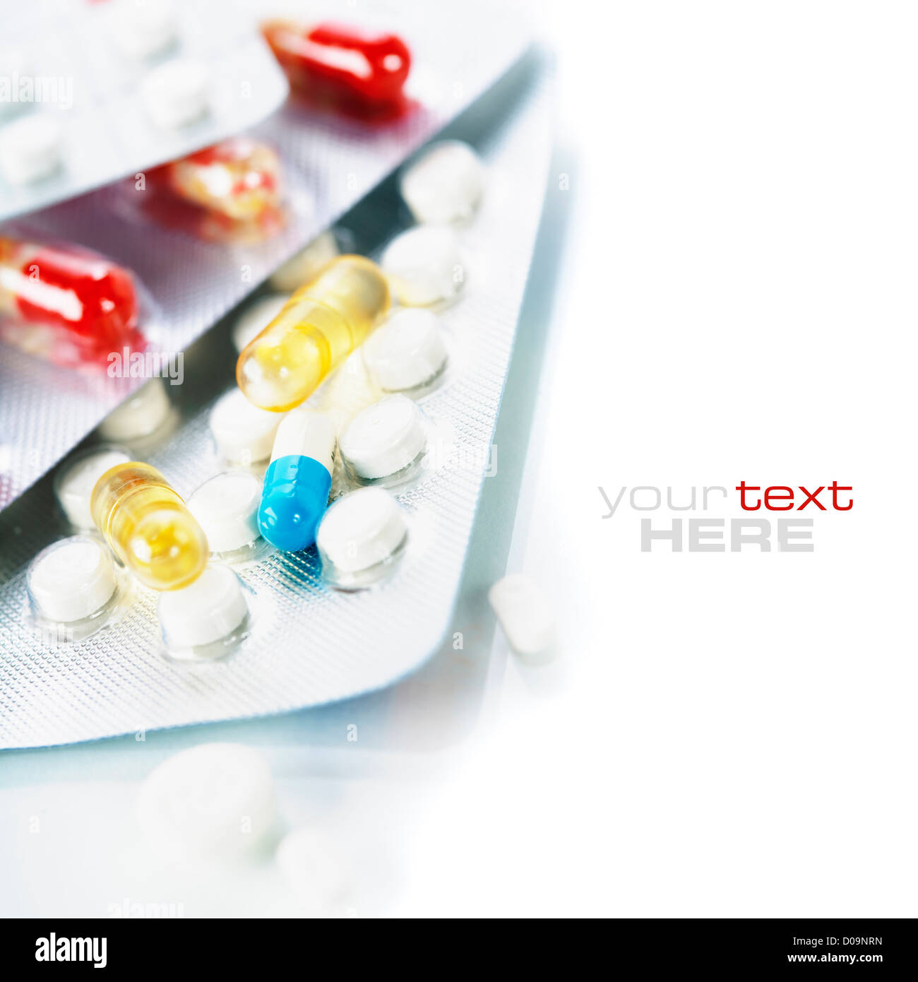 Packungen mit verschiedenen Pillen über weiß (mit Beispieltext) Stockfoto