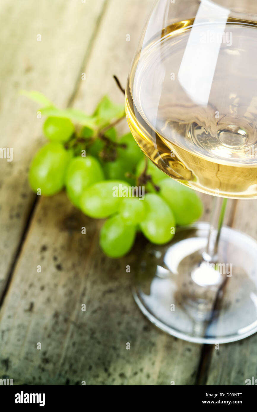 Traube und Wein auf Holztisch Stockfoto