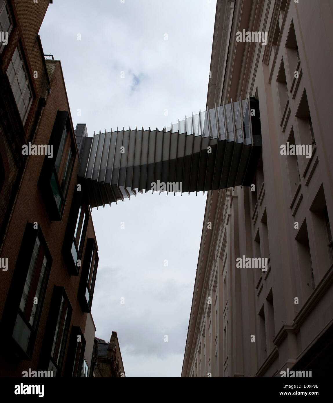 Eine moderne Gehweg zwischen zwei Blöcken in Covent Garden, London. Stockfoto