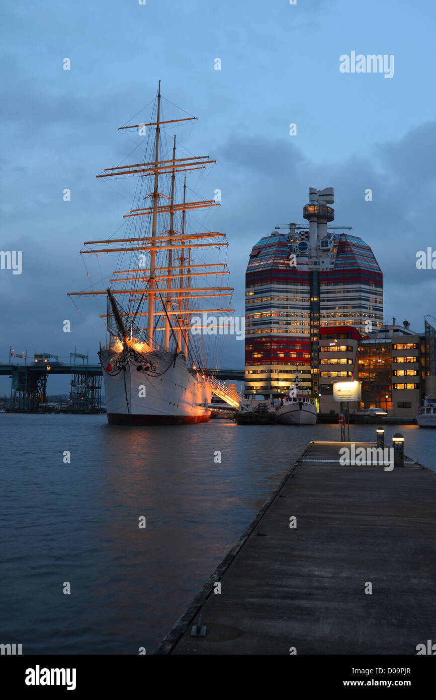 Ein Großsegler und markanten Bürogebäudes am Hafen Besucher in Göteborg, Schweden Stockfoto