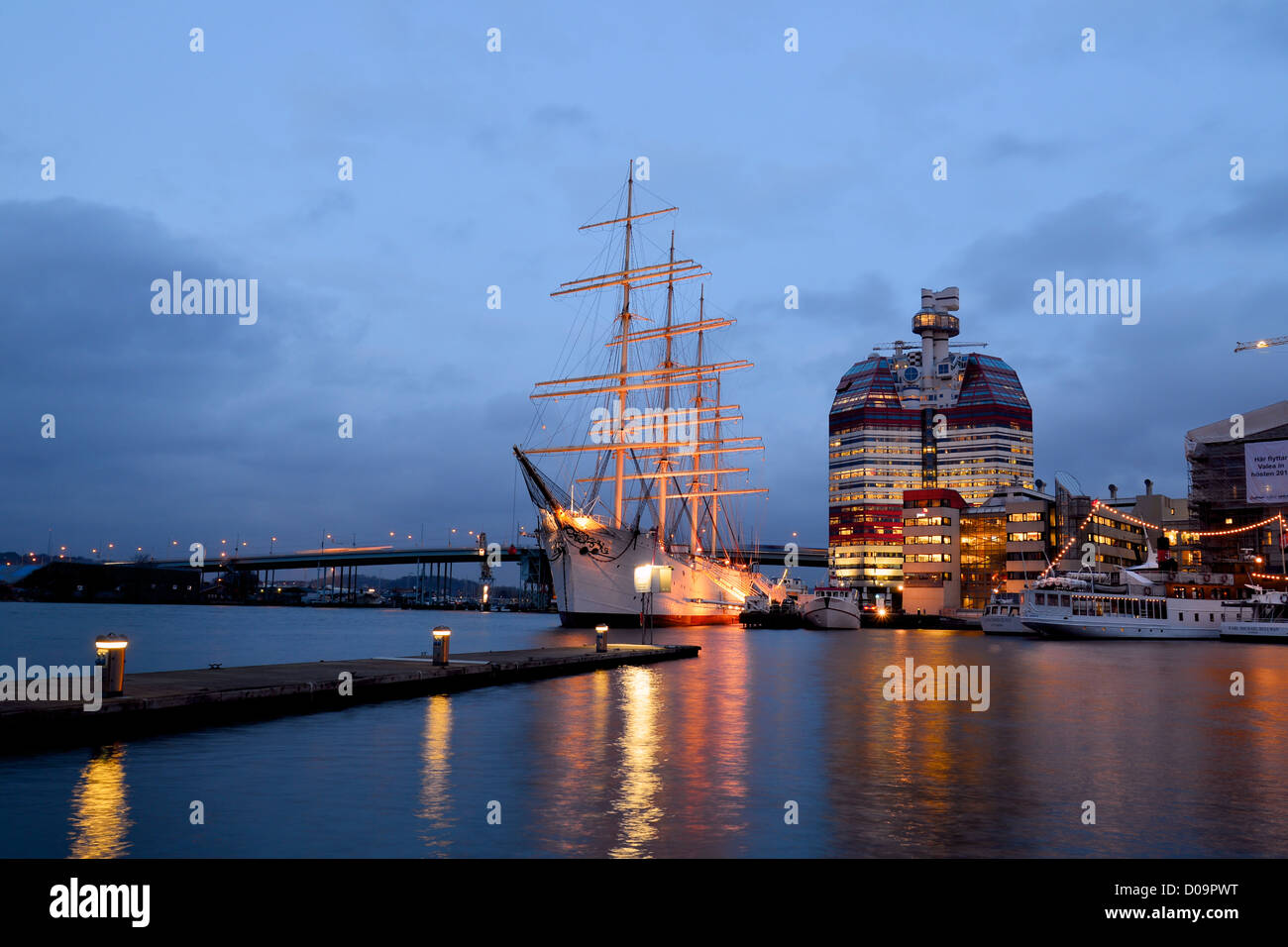 Ein Großsegler und markanten Bürogebäudes am Hafen Besucher in Göteborg, Schweden Stockfoto