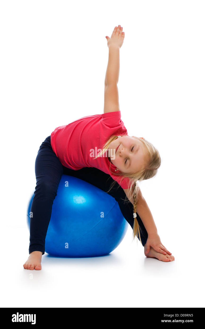 Kleines Mädchen Fitness Übung mit Gymnastikball. Studio gedreht. Stockfoto