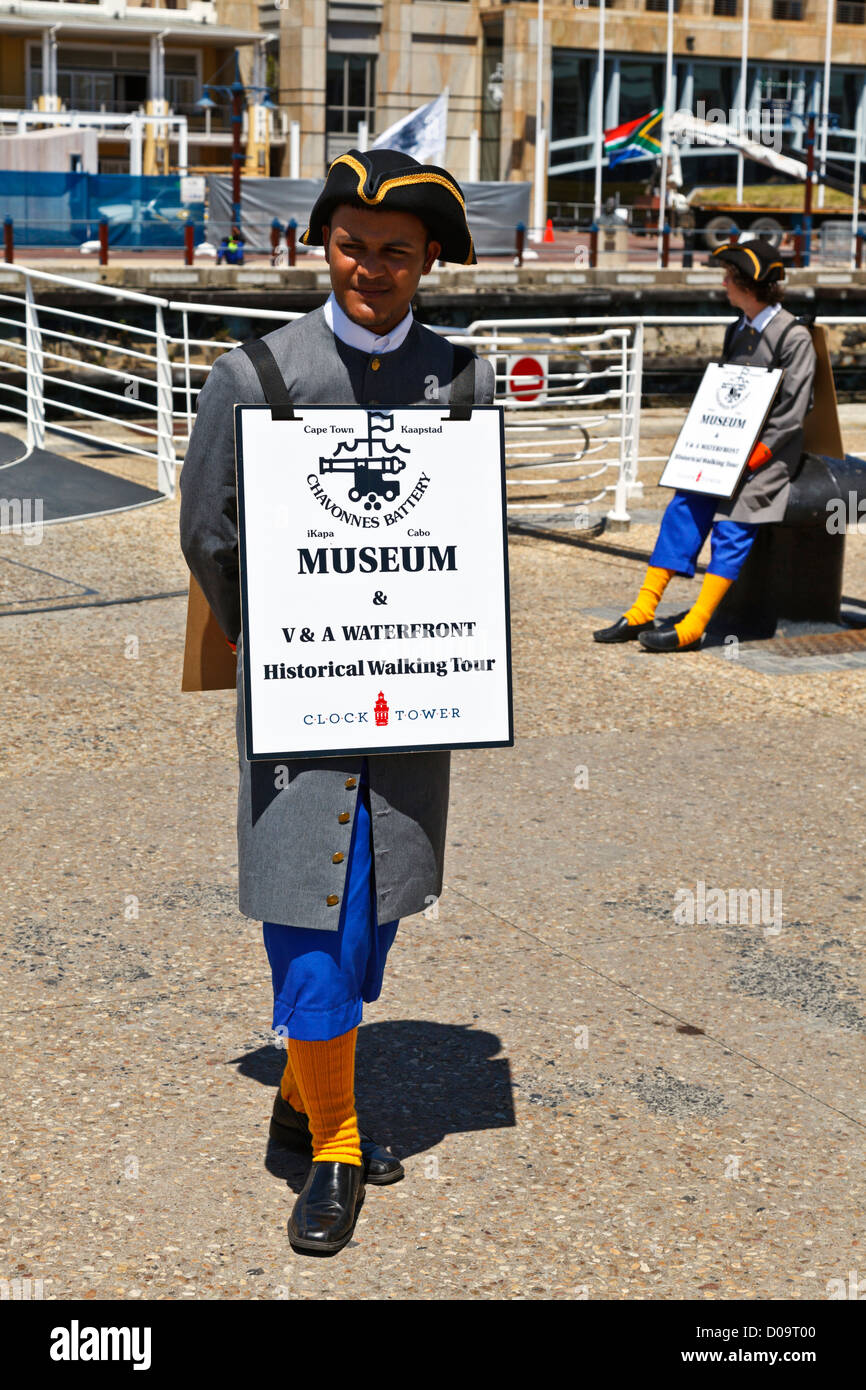 Cape Town, Südafrika. Ein Zeitraum gekleidete Person mit einer Sandwichplatte Tots für Touristen besuchen das örtliche museum Stockfoto