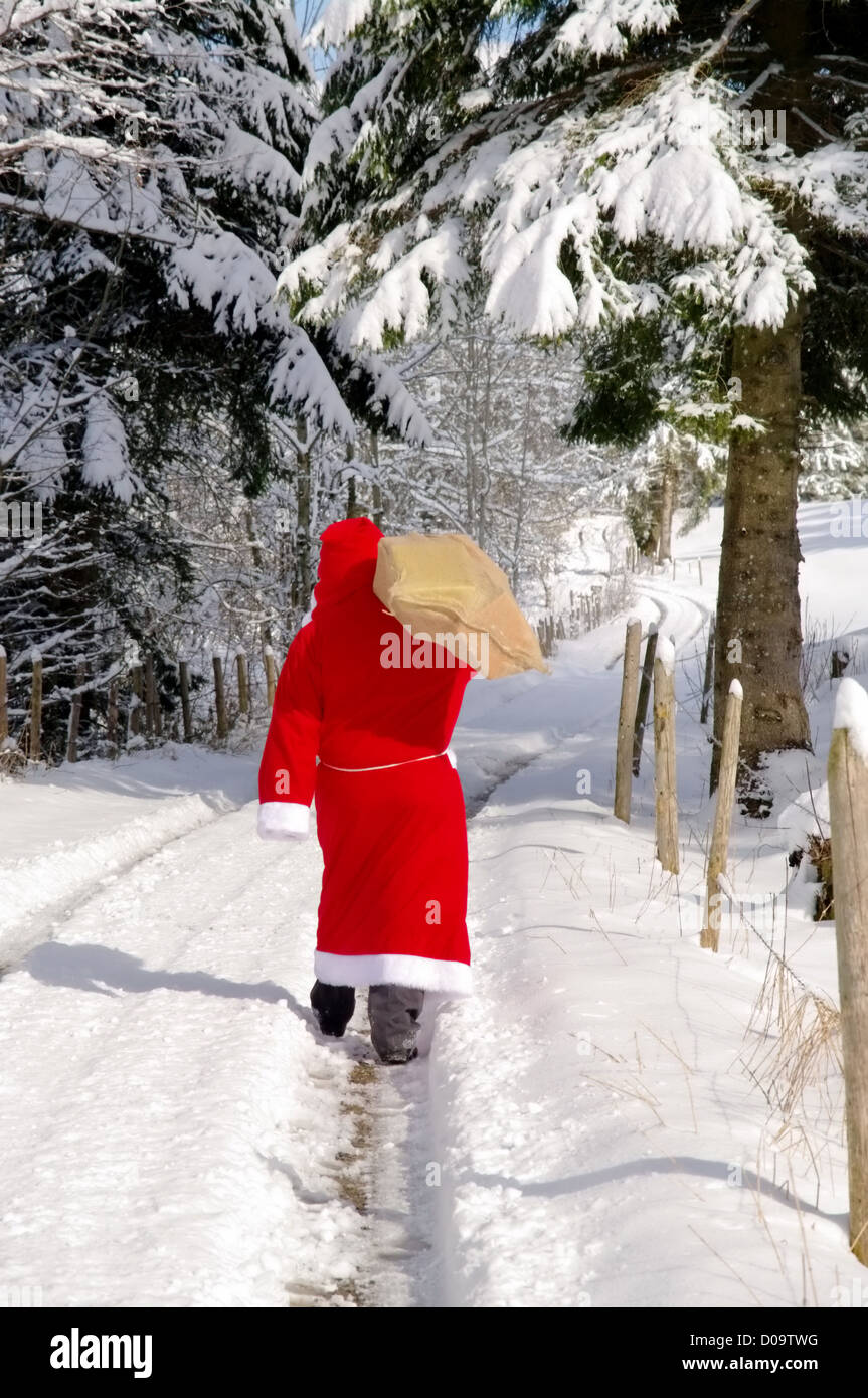Santa Claus, Weihnachtsmann in eine herrliche Winterlandschaft Stockfoto