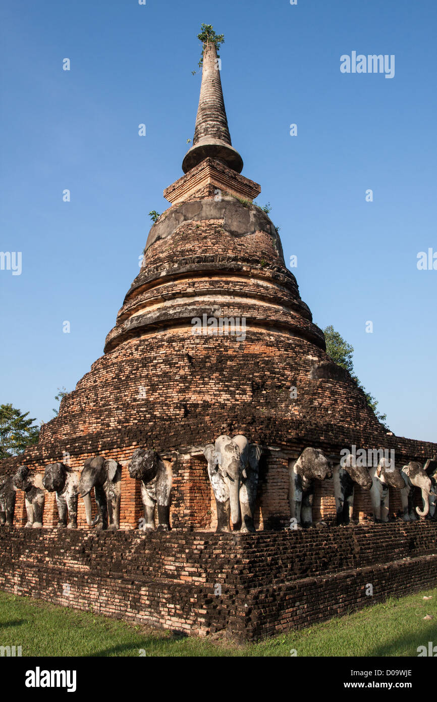 RUINE STUPA WAT CHANG LOM TEMPEL IN ALTE STADT SUKHOTHAI ALS WORLD HERITAGE SITE UNESCO SUKHOTHAI THAILAND ASIEN AUFGEFÜHRT Stockfoto