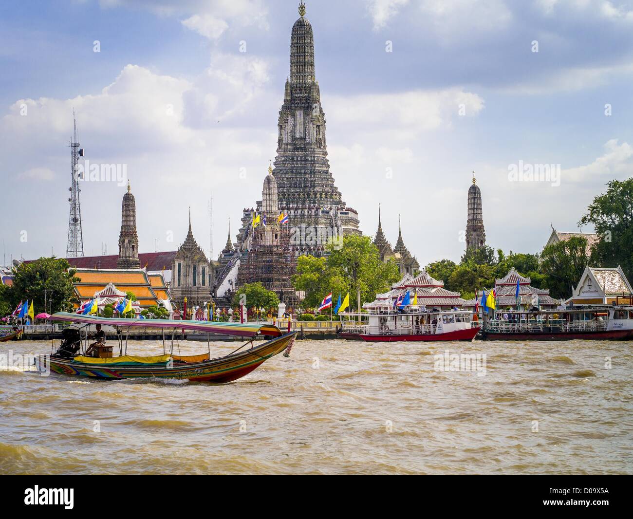 5. Oktober 2012 - Bangkok, Thailand - ein Longtailboot geht Wat Arun, der "Tempel der Morgenröte '' auf dem Chao Phraya River. Wat Arun ist eines der berühmtesten Tempel in Thailand. Der Khmer-Stil '' prang'' dominiert die Skyline dieses Teils von Bangkok. Long-Tail-Boote sind schmale Boote verwendet als Taxis auf den Wasserwegen von Thailand. Bangkok einmal Kreuz und quer durchzogen von Kanälen und Boote waren die Art, wie Menschen sich herumgesprochen. Jetzt wurden die meisten der Kanäle ausgefüllt und gepflastert. Der Chao Phraya-Fluss, der Bangkok teilt, hat immer noch regelmäßigen Passagierservice Boot. (Bild Kredit: Jack Kurtz/ZUMAPRESS.com ©) Stockfoto