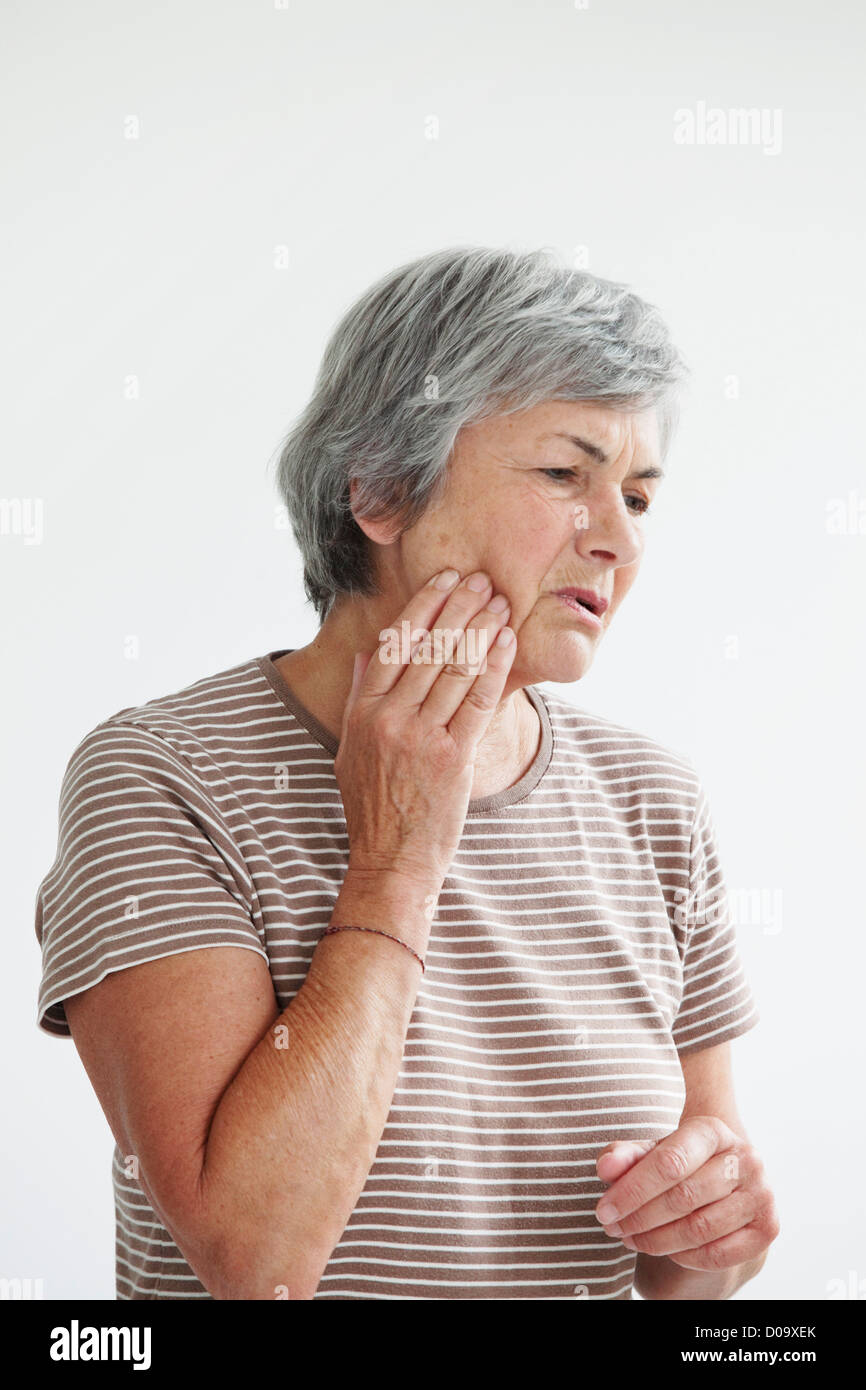 ÄLTERE PERSON MIT ZAHNSCHMERZEN Stockfoto
