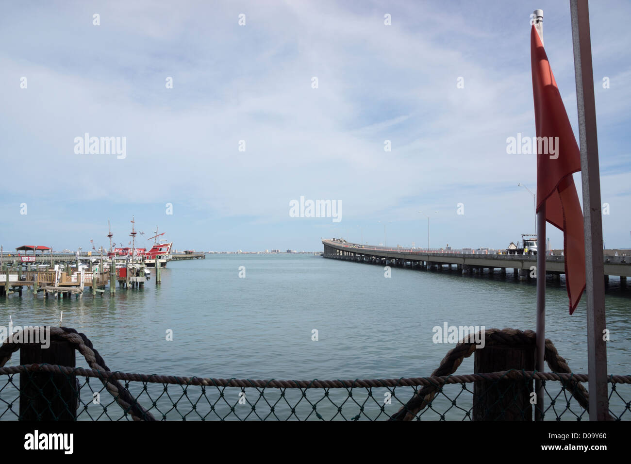 Fishing Pier und Königin Isabella Memorial Bridge heraus in Laguna Madre in Richtung South Padre Island erstreckt. Stockfoto