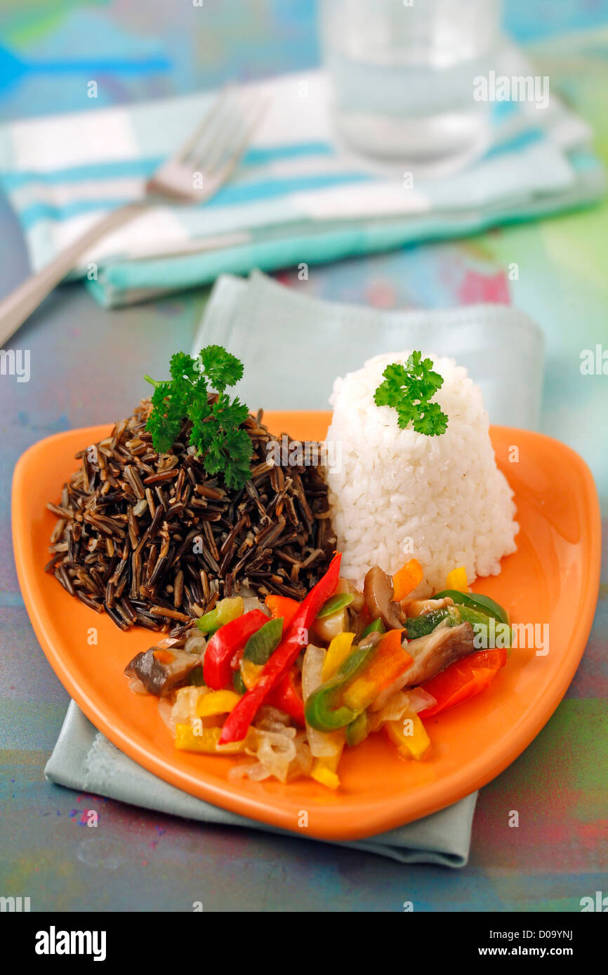 Zwei Reisgerichte mit Gemüse und Pilzen. Rezept zur Verfügung. Stockfoto