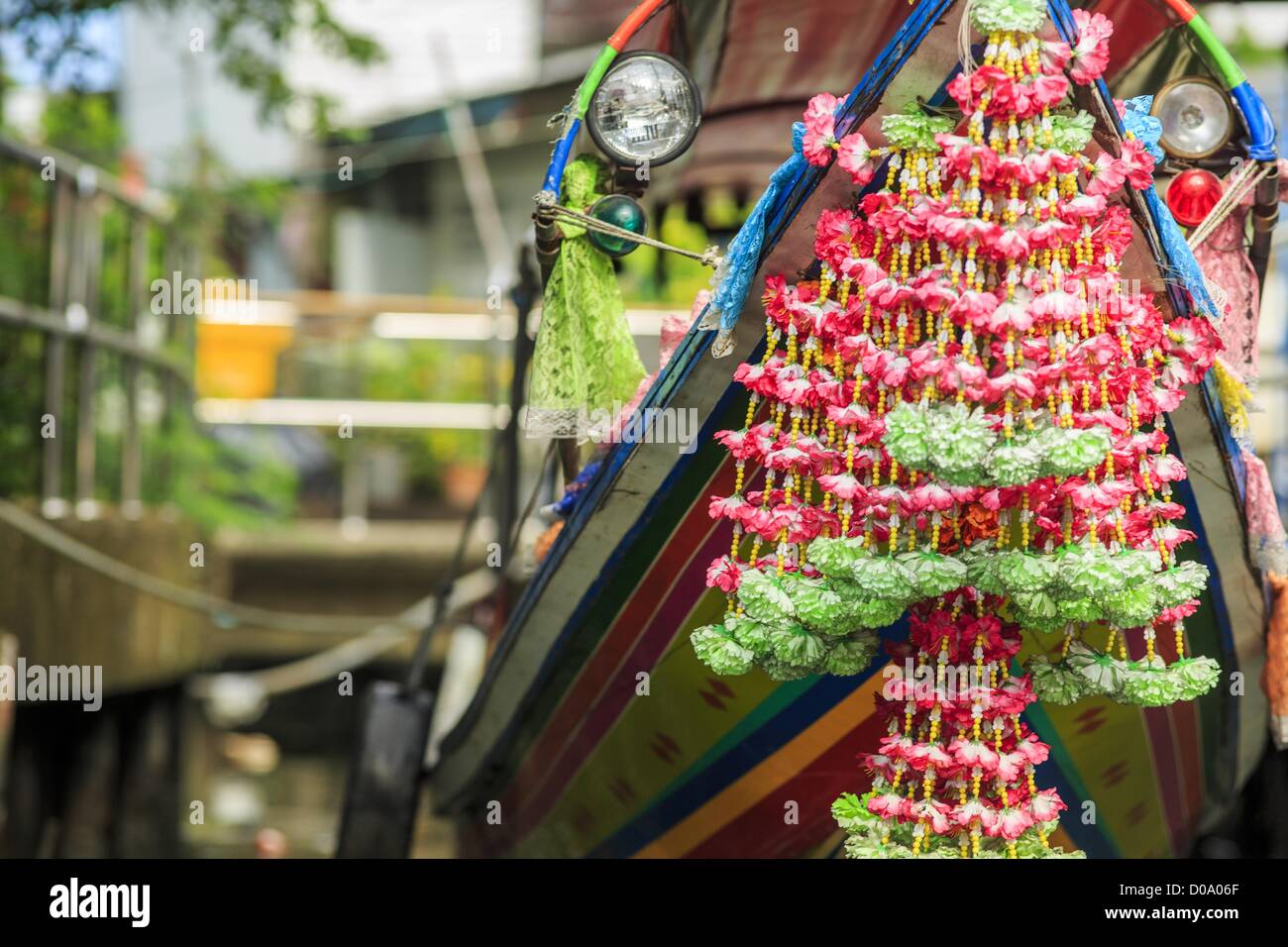 17. November 2012 - Blumen auf dem Bug eines Bootes '' lange tailed'' in Bangkok, Bangkok, Thailand. Lange tailed Boote großen V8-PKW-Motoren zu verwenden und haben 30-40 Fuß langen Gelenkwellen, die über der Rückseite des Bootes hinaus. Bangkok war früher bekannt als das "Venedig des Ostens '' aufgrund der Anzahl der Wasserstraßen, die Kreuz und quer die Stadt gekreuzt. Nun die meisten der Wasserstraßen ausgefüllt aber Boote und Schiffe nach wie vor eine wichtige Rolle im täglichen Leben in Bangkok. Tausende von Menschen pendeln täglich auf dem Chao Phraya Express Boote und Schnellboote, die ply Khlong Saen Saeb oder Boote zu umgehen, zu verwenden Stockfoto