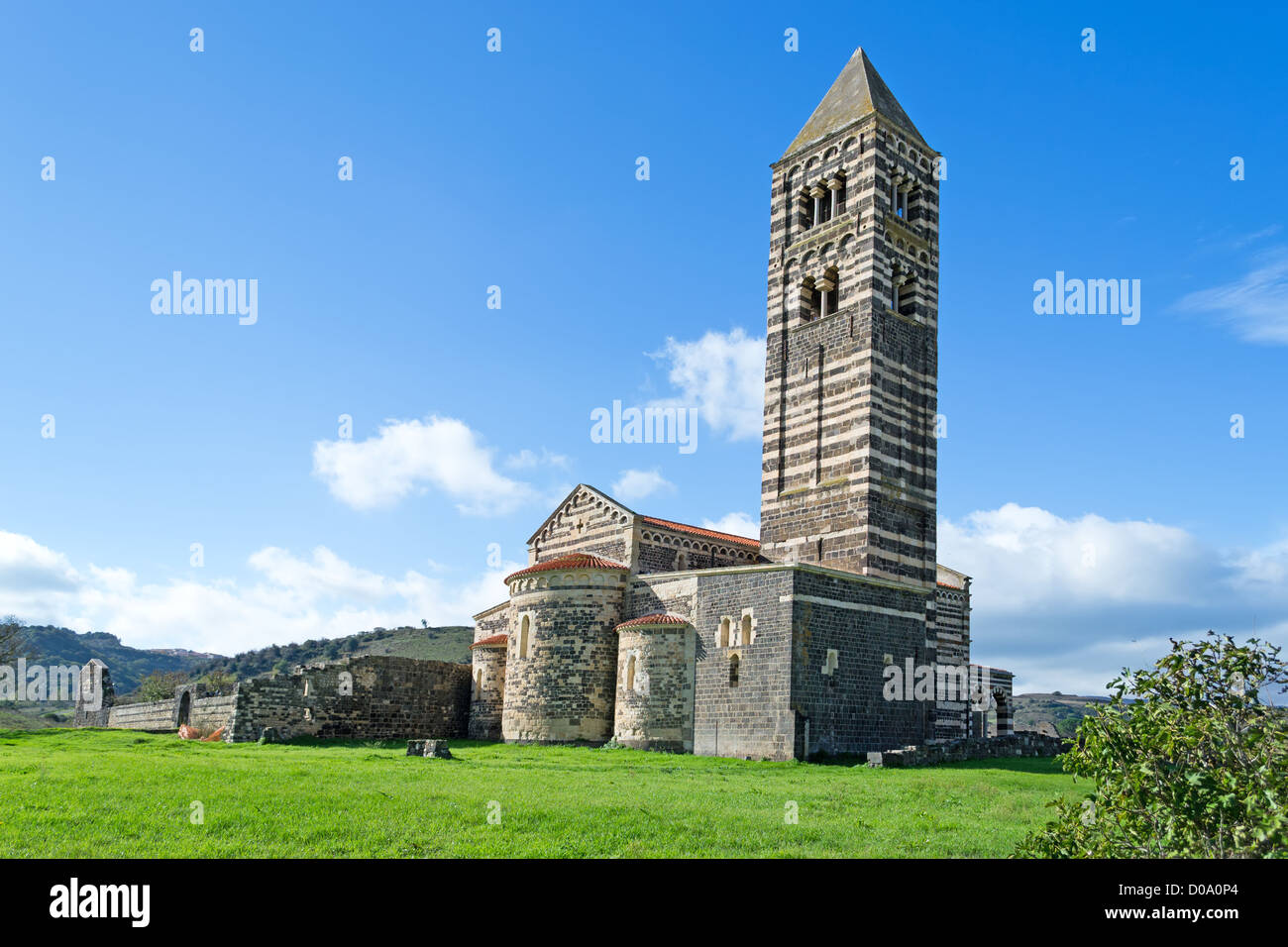 Rückansicht von Saccargia Kirche an einem sonnigen Tag Stockfoto