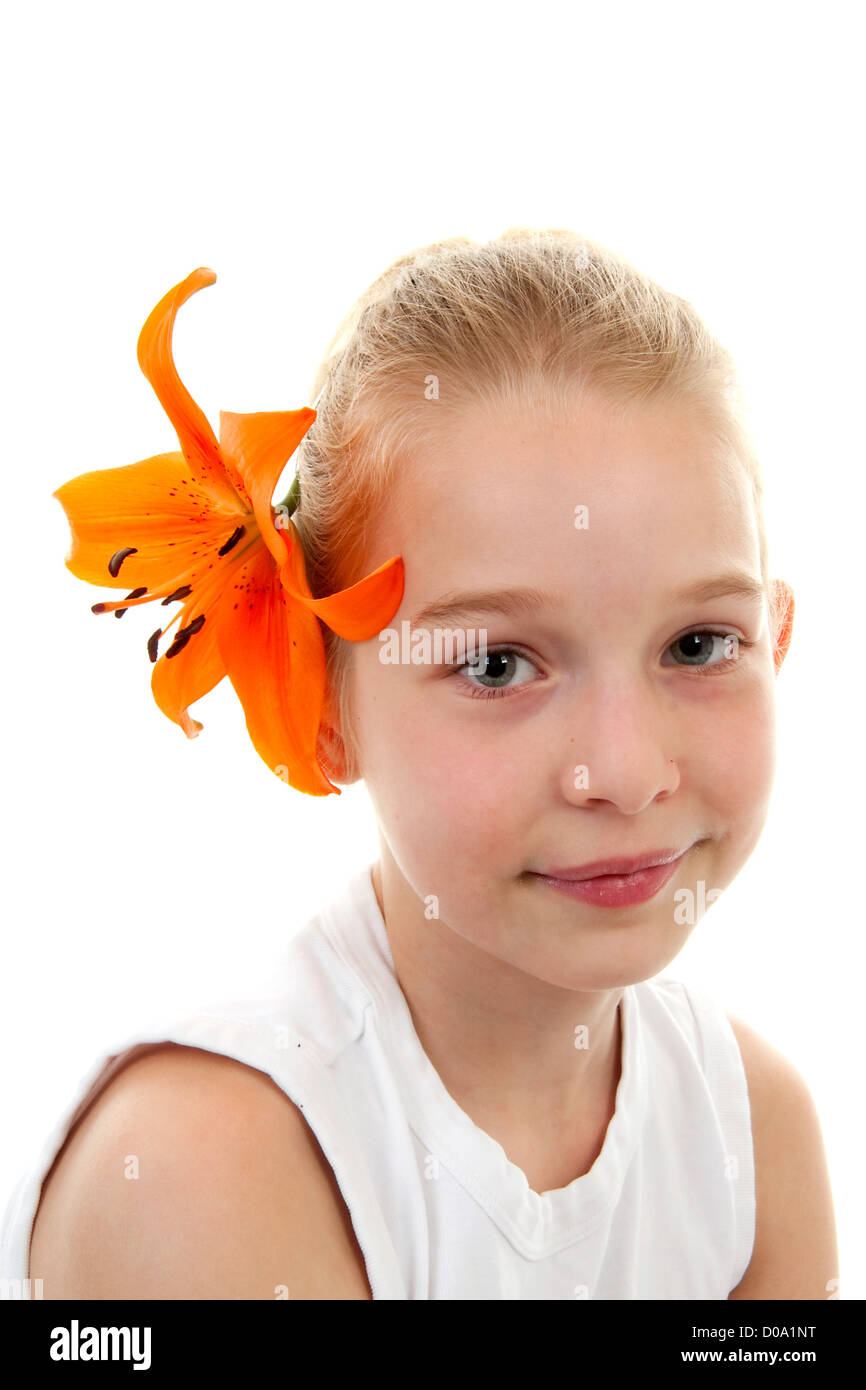 Porträt des jungen Mädchens mit Feuerlilie in ihre Haare auf weißem Hintergrund Stockfoto