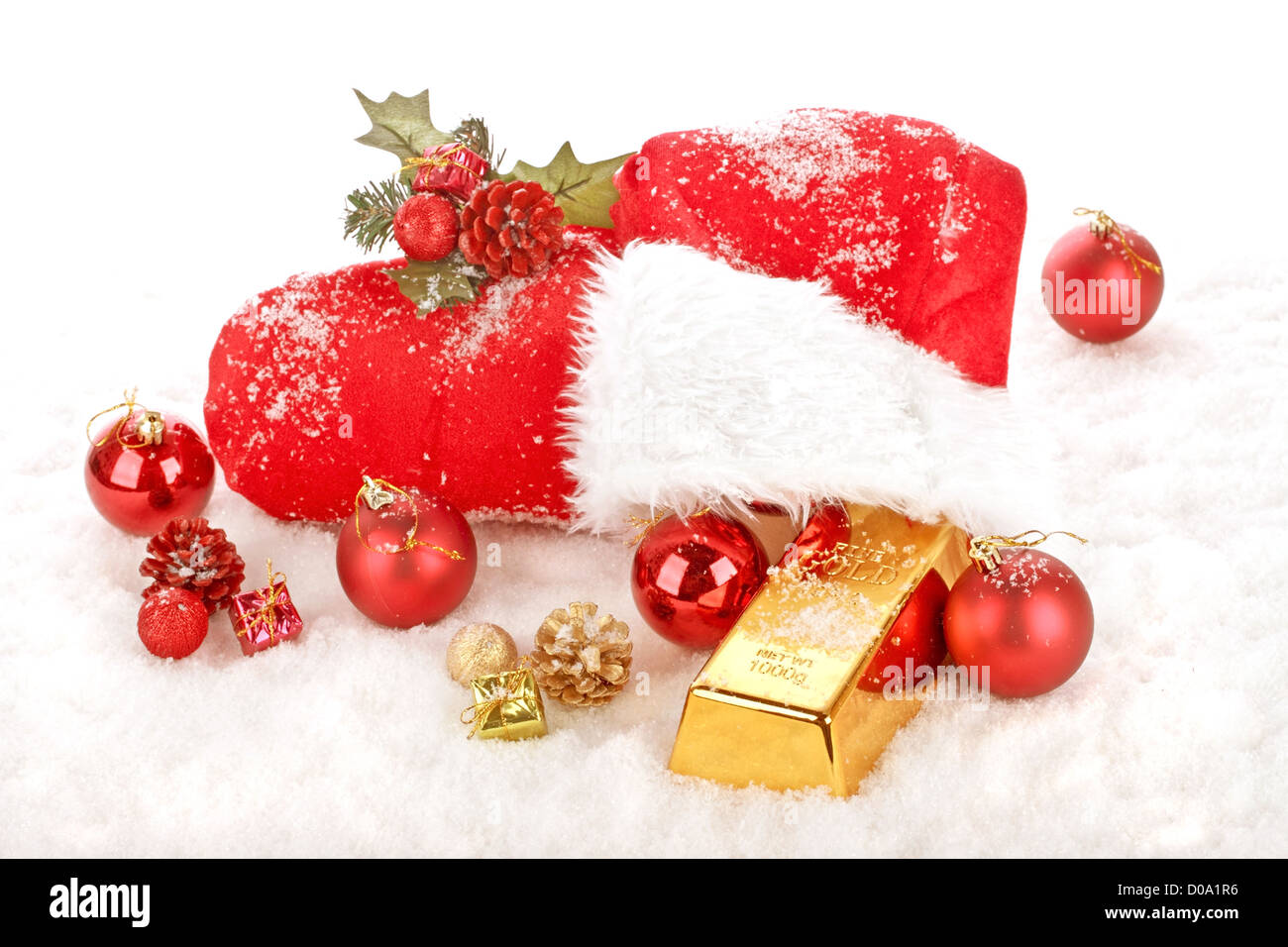 Die rote Boot vom Weihnachtsmann im Schnee, gefüllt mit Weihnachten Geschenke, Schmuck und gold Stockfoto