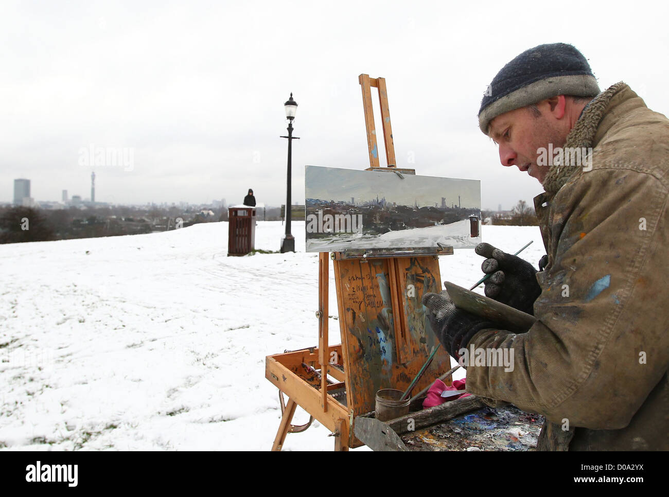 Britischer Impressionist Maler Peter Brown, bekannt als "Pete the Street" - eines lokalen Künstlers von Primrose Hill, malt eine Schnee-Szene der Stockfoto