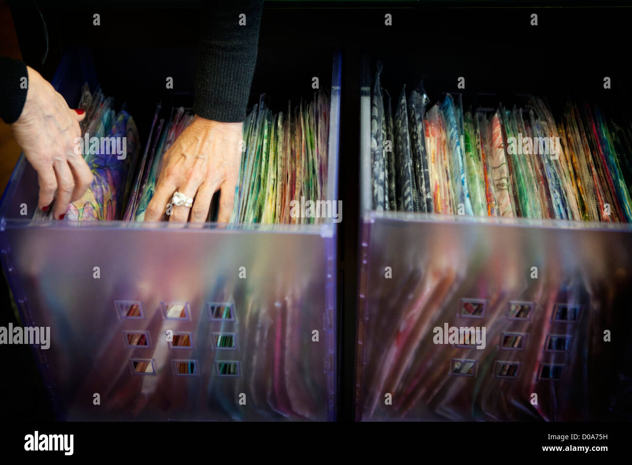 Die Turbane Galerie: Maryline Psychologe Perückenmachers Maryline Psychologe Perückenmachers in Paris erhält Krebspatienten nach Stockfoto