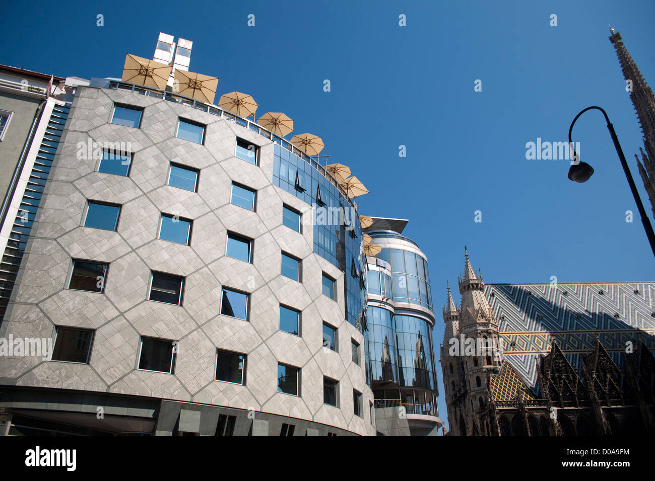 Österreich, Wien i., Stephansplatz, Fassade des Anfang der Neunziger Jahre Vom Architekturten Hans Hollein Entworfenen Haas-Haus Stockfoto