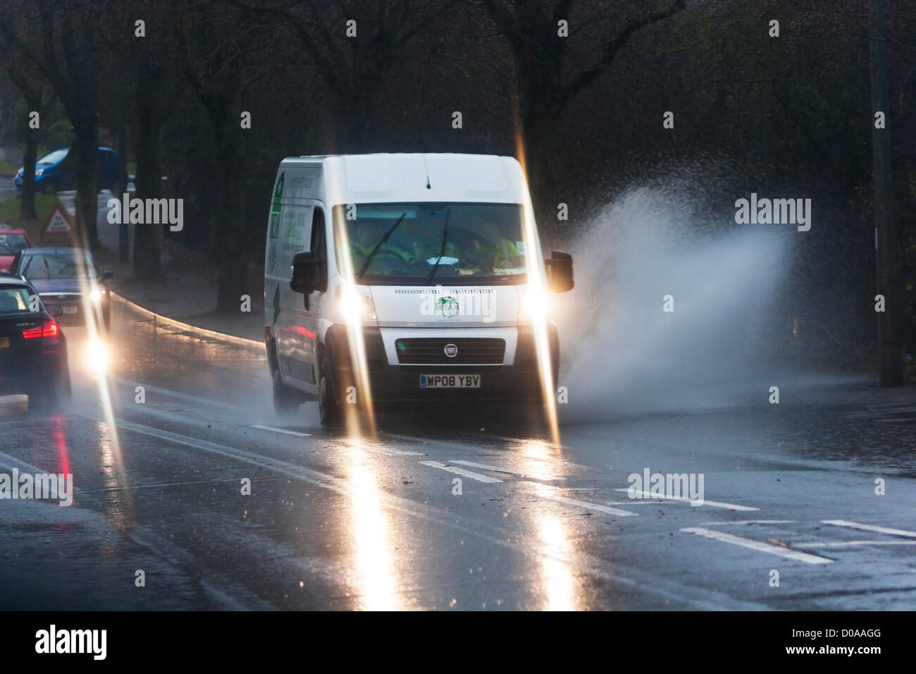 2012-11-21 Rushmere Road, Northampton. U.k. schwerer Dauerregen seit den frühen Morgenstunden an diesem Morgen, erschwert Fahrbedingungen mit den Überschwemmungen von Straßen in Northampton. Die graue Wolke und Starkregen machen am frühen Nachmittag Abend aussieht. Stockfoto