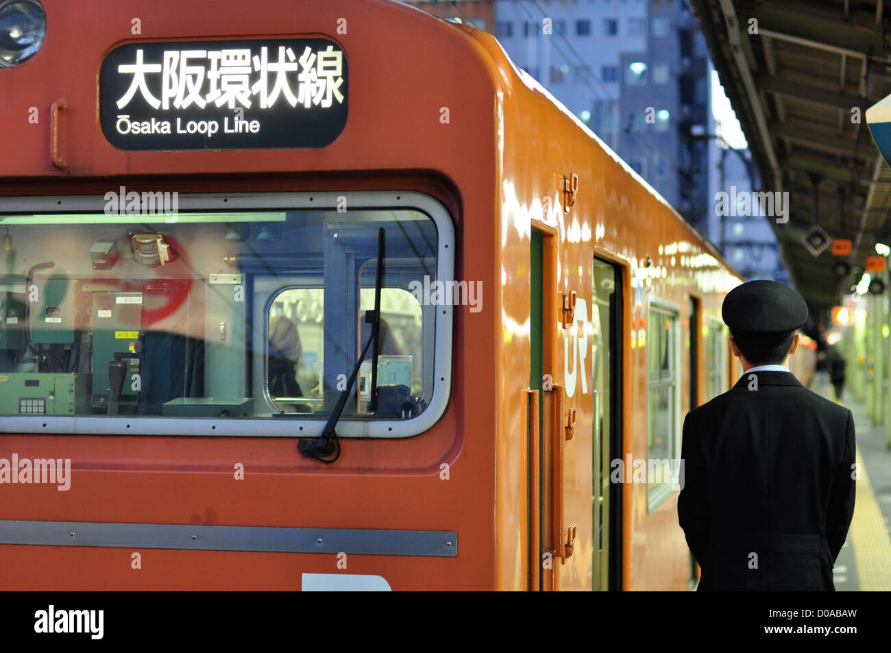 A103 Serie Zug auf der Osaka Loop Line. Die 103 Serie wurde von der Ringleitung am 3. Oktober 2017 in den Ruhestand. Stockfoto