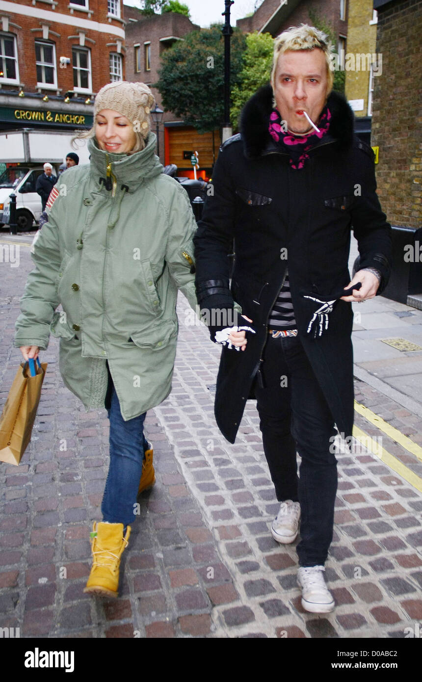 Natalie Appleton und Liam Howlett gehen zusammen bei Urban Outfitters in London London, England - 01.12.10 einkaufen Stockfoto