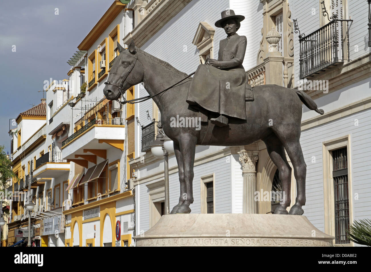 REITERSTATUE VON EINER FRAU AUF EINEM PFERD HRH DONA MARIA DE LAS MERCEDES PLAZA DE TOROS ARENA SEVILLA ANDALUSIEN SPANIEN Stockfoto