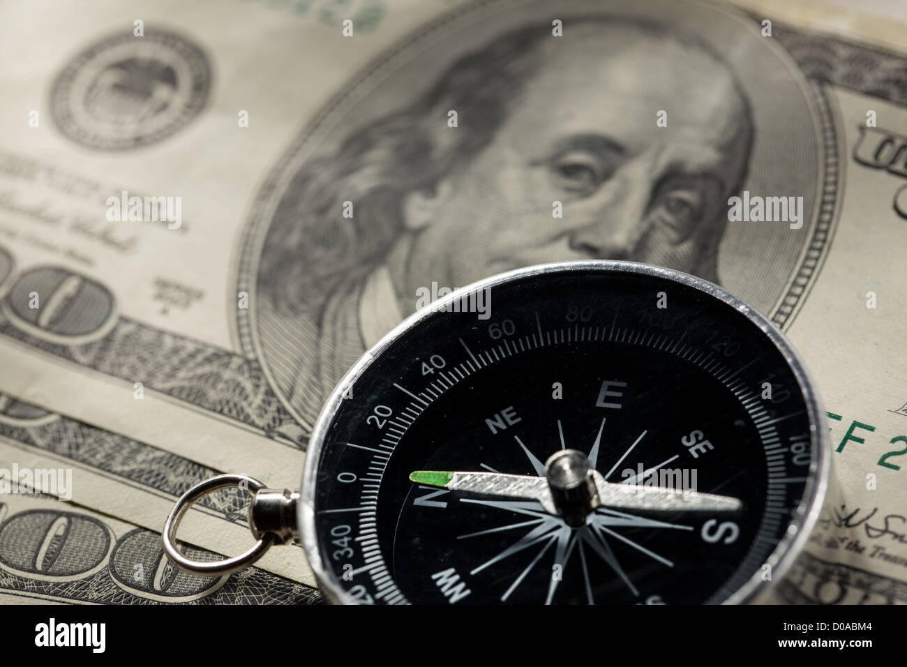 Silber Schwarz Kompass mit Geld Stockfoto