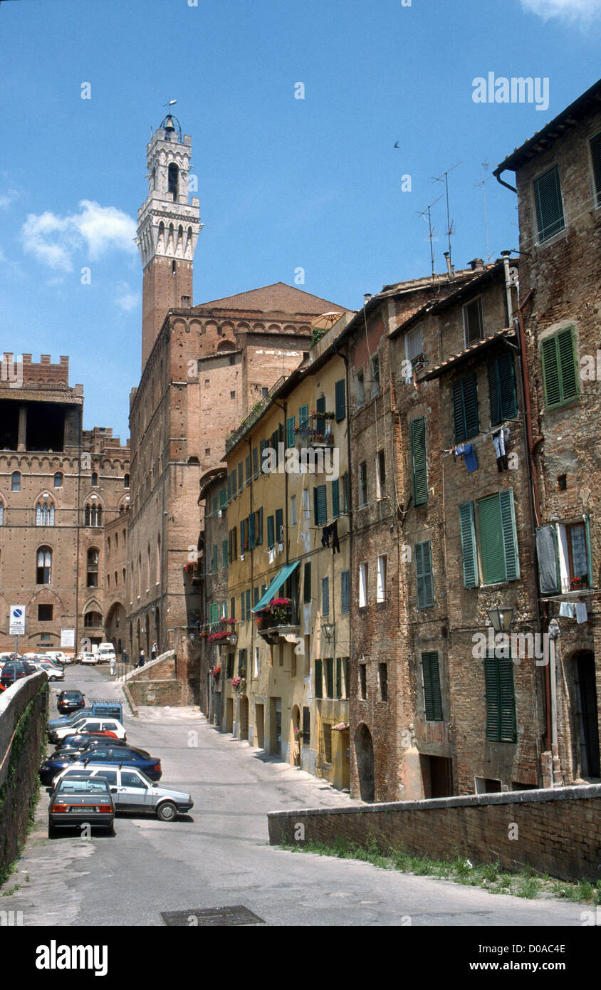 ITALIEN-SIENA-MANGIA TURM EINEN BLICK AUS EINER SEITENSTRAßE Stockfoto