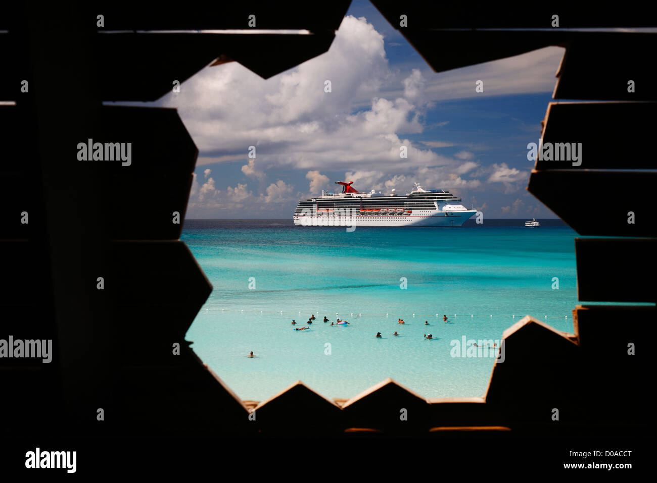 Kreuzfahrtschiff in der Nähe von der tropischen Insel Stockfoto