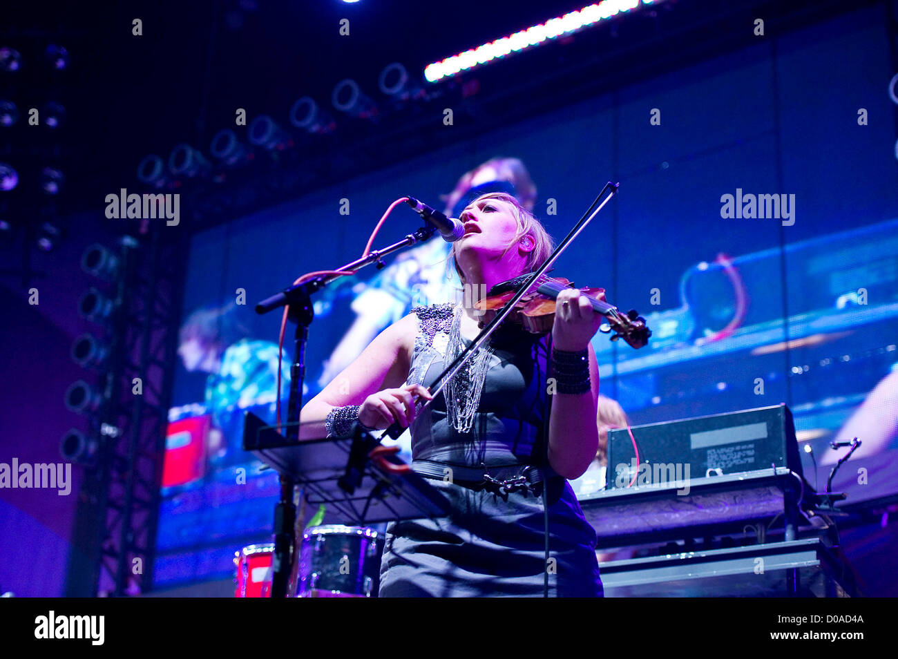 Arcade Fire führt live auf der Bühne in der O2 Arena. London, England - 01.12.10 Stockfoto