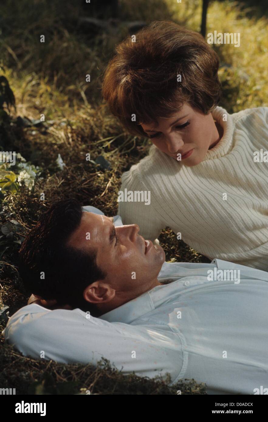 JULIE ANDREWS mit James Garner 1964.z8122. (Kredit-Bild: © Bill Kobrin/Globe Photos/ZUMAPRESS.com) Stockfoto