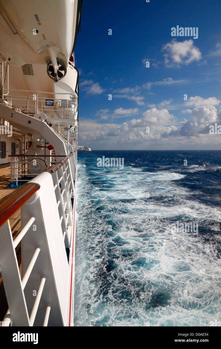 Kreuzfahrt Schiff Segeln Stockfoto