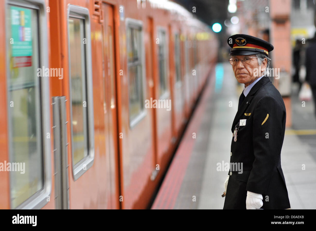 Ein Mann am Bahnhof von Osaka Japan Railways tätig. Stockfoto