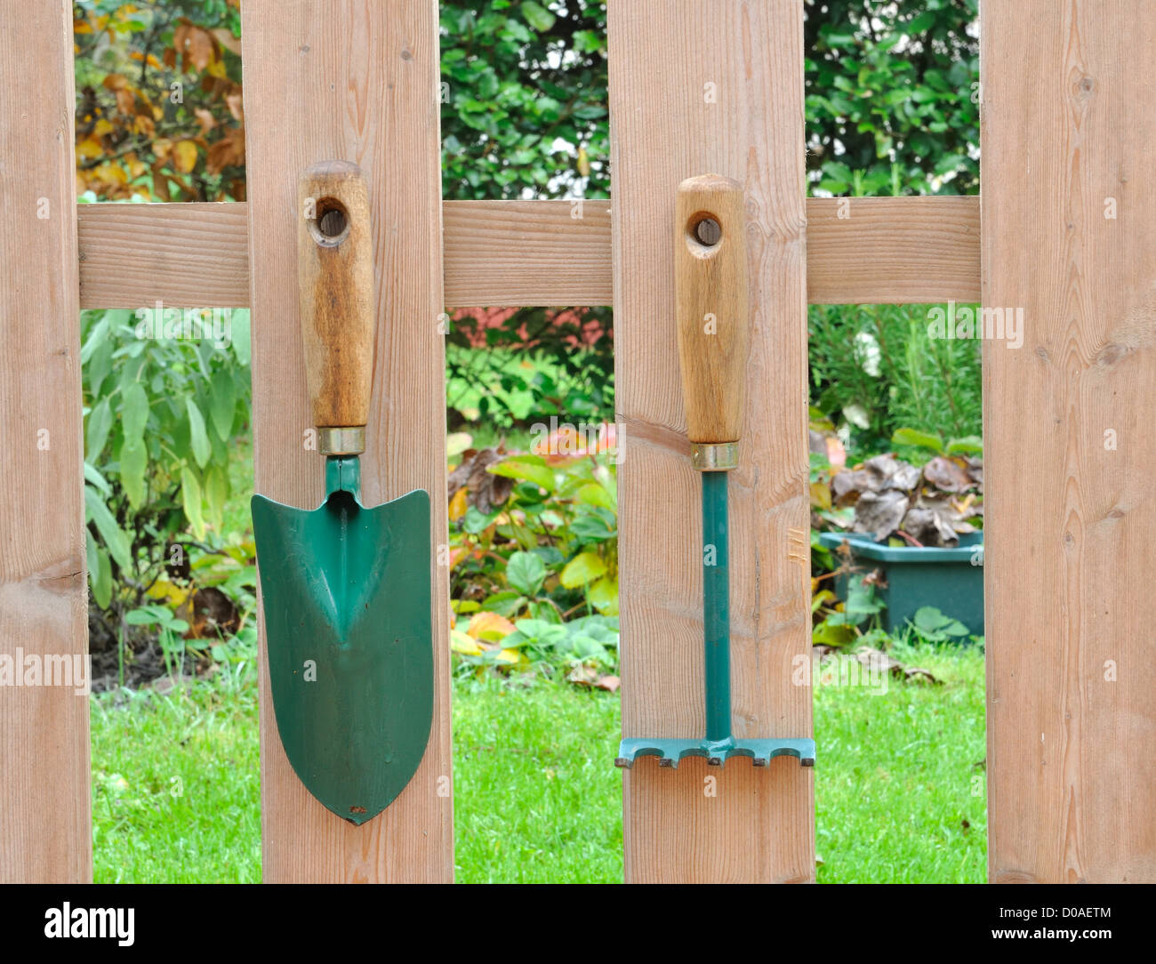 Gartengeräte, hängen an einem hölzernen Zaun im Garten Stockfoto