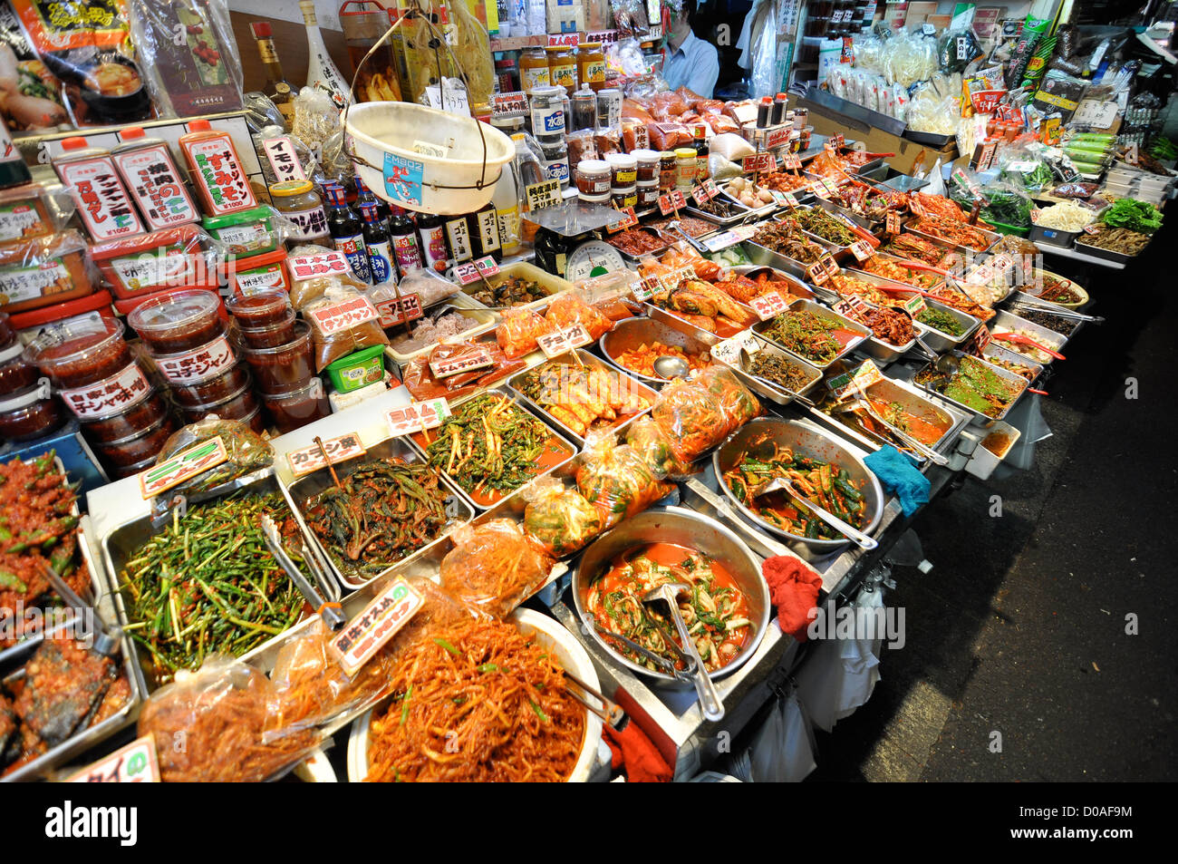 Ein Store im Tsuruhashi Bezirk von Osaka koreanisches Essen zu verkaufen. Stockfoto