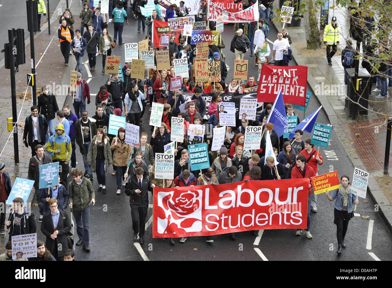 London, UK. 21. November 2012. Studierende und Dozierende März im Zentrum von London nach einem Aufruf zum Handeln durch den Präsidenten der National Union of Students, Liam Burns.  Liam sagte (auf seinem Blog), dass Studenten wütend über eine ganze Reihe von Dingen waren und London und Politiker zu sagen, was sie wollten diskutieren bei den nächsten Parlamentswahlen aufgerufen. Mehrere tausend Menschen nahmen an was als #DEMO2012 bekannt geworden ist, das die Riemen-Linie "Educate.Employ.Empower" verwendet. Bildnachweis: Nick Twinney / Alamy Live News Stockfoto