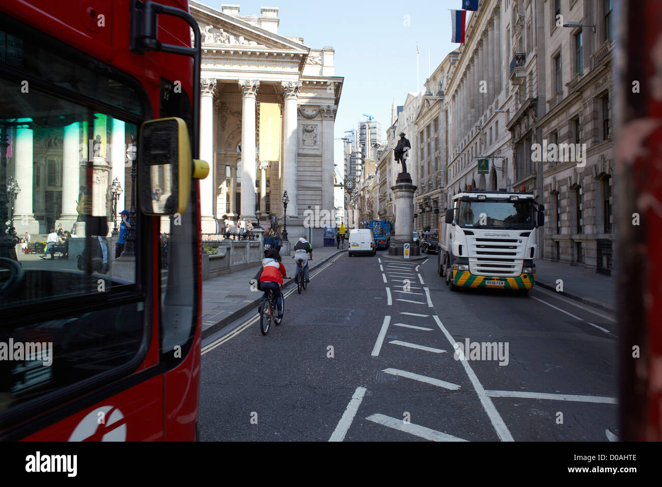 Bussen und schweren Verkehr in der schmalen Straße, Cornhill, City of London Stockfoto