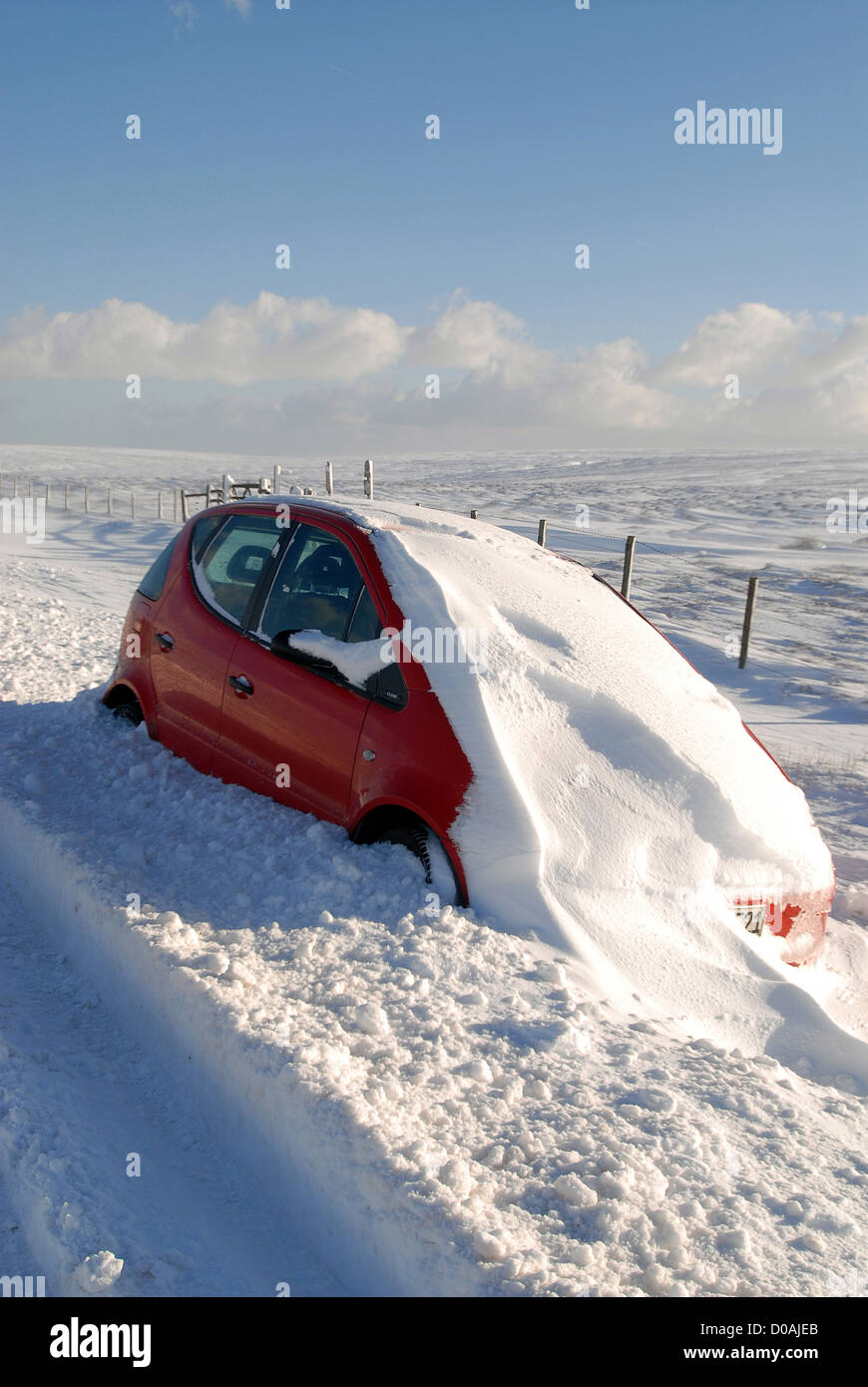 Auto im Schnee gestrandet Stockfoto